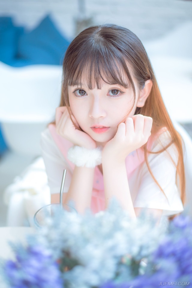 如果说生活是一种姿态，我宁愿选择冷漠;如果说对待一份感情，包括友情和亲情，我宁愿选择冷淡无情。可惜人总非草木，往往总在交叉处令你左右为难!人总喜欢在利益面前根根计较，总为利益去伤害彼此间的感情!这难道就是人生存的本能吗?人生就这么讽刺吗?你不找事，事找上你，会有水落石出的一天!也许这只是一场闹剧，因为我不相信它能凭空消失。人心怎么说呢?穷，会被瞧不起，会被亲情冷漠。富，身边的都是荣耀奉承。